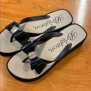 % Brighton Wedge Thong Sandals sz 10